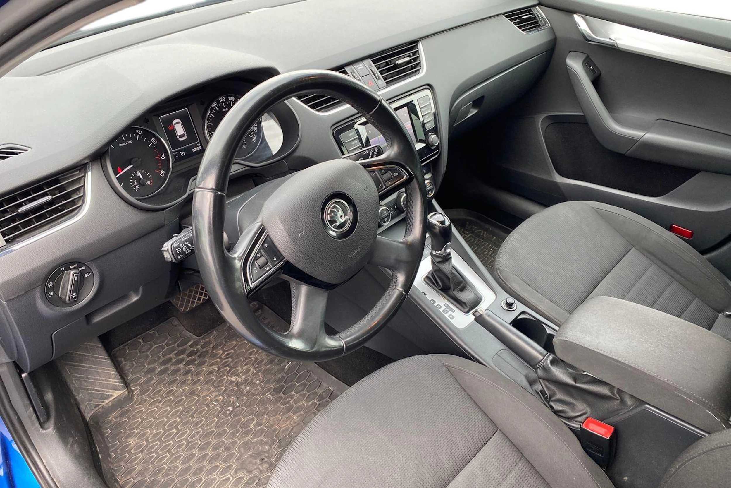 sininen Skoda Octavia 2014 kuva 3.
