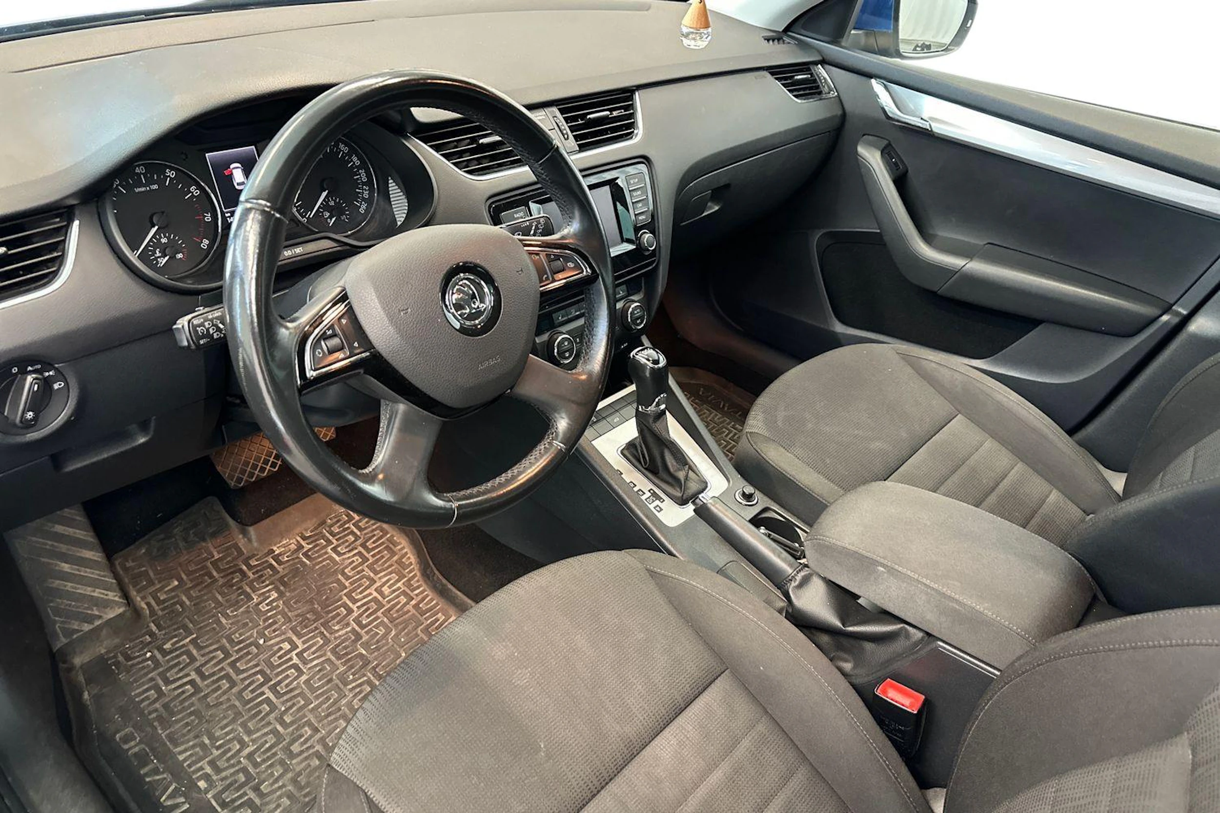 sininen Skoda Octavia 2014 kuva 3.
