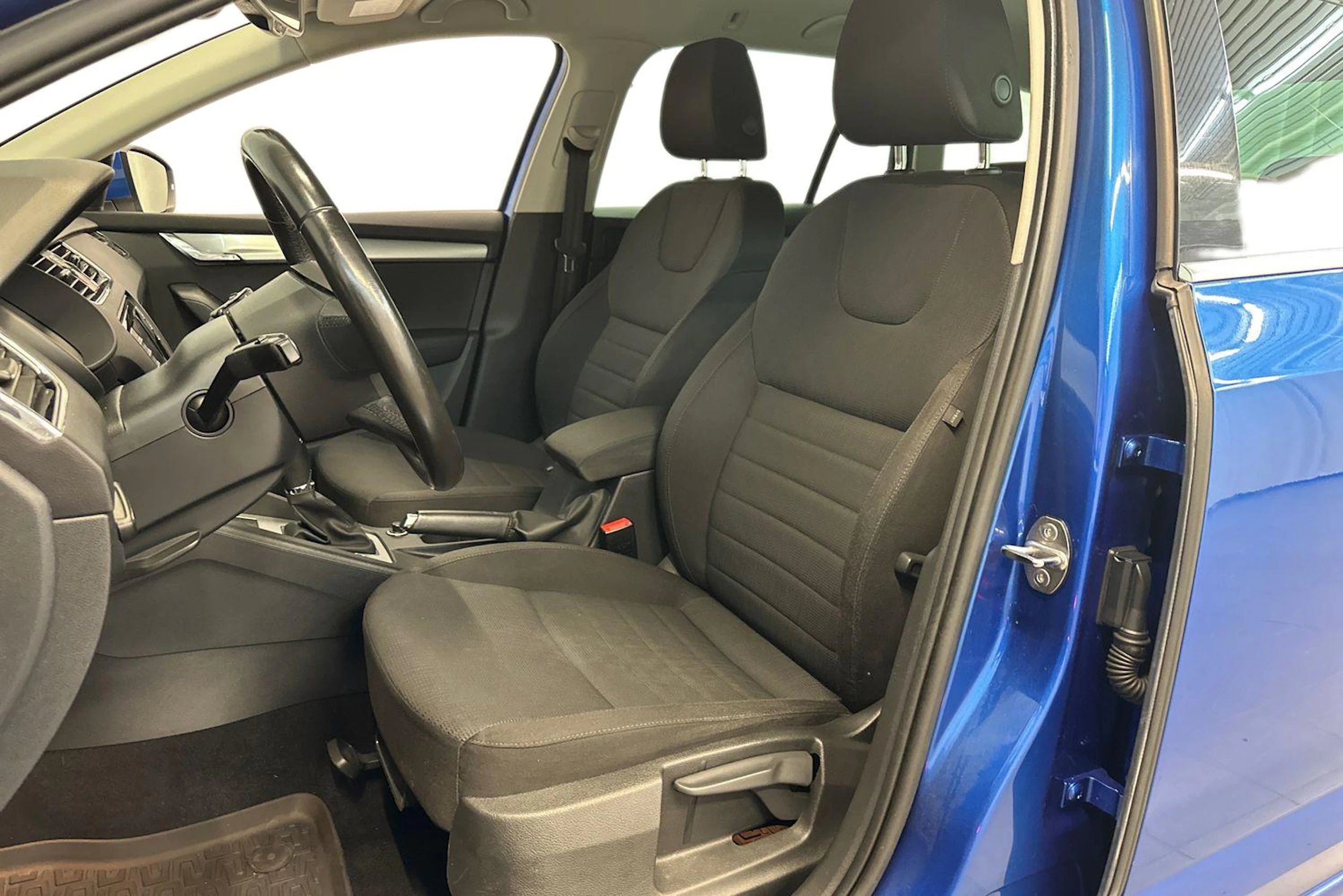 sininen Skoda Octavia 2014 kuva 7.
