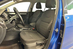 sininen Skoda Octavia 2014 kuva 7.