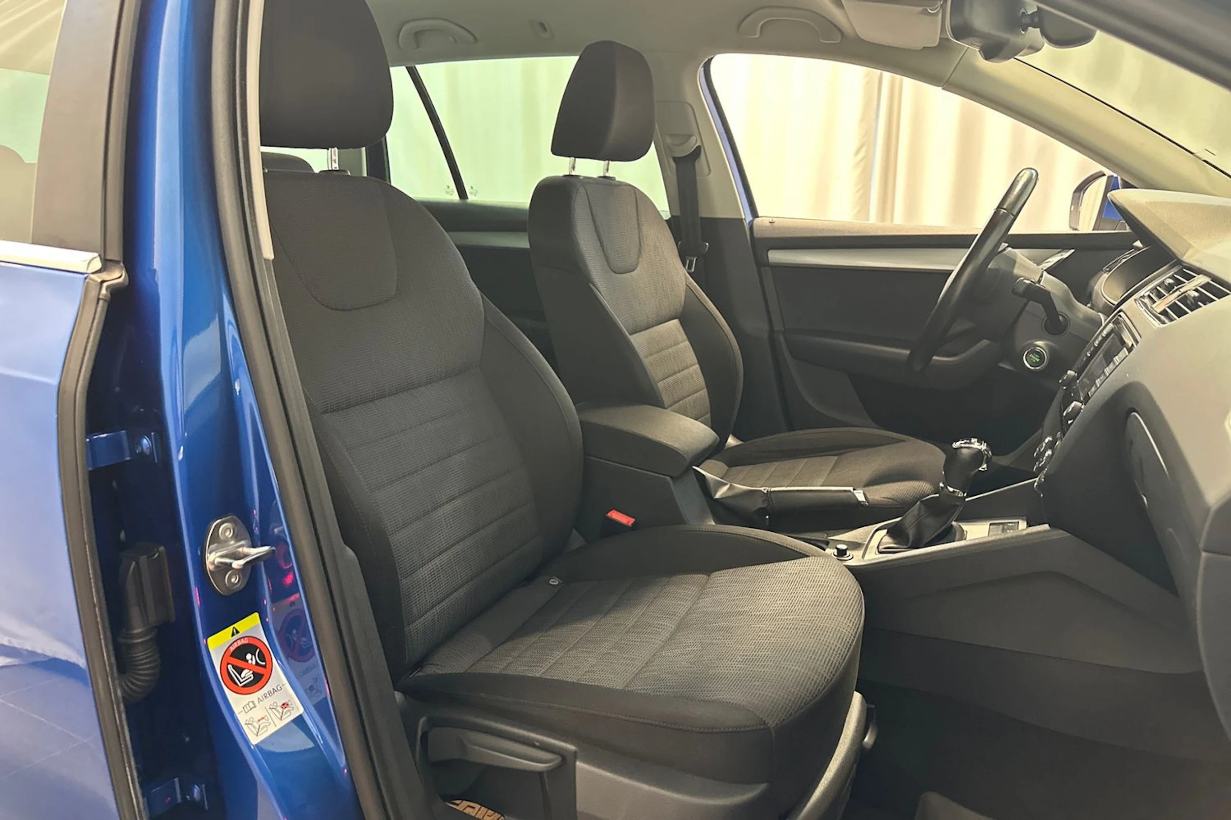 sininen Skoda Octavia 2014 kuva 11.