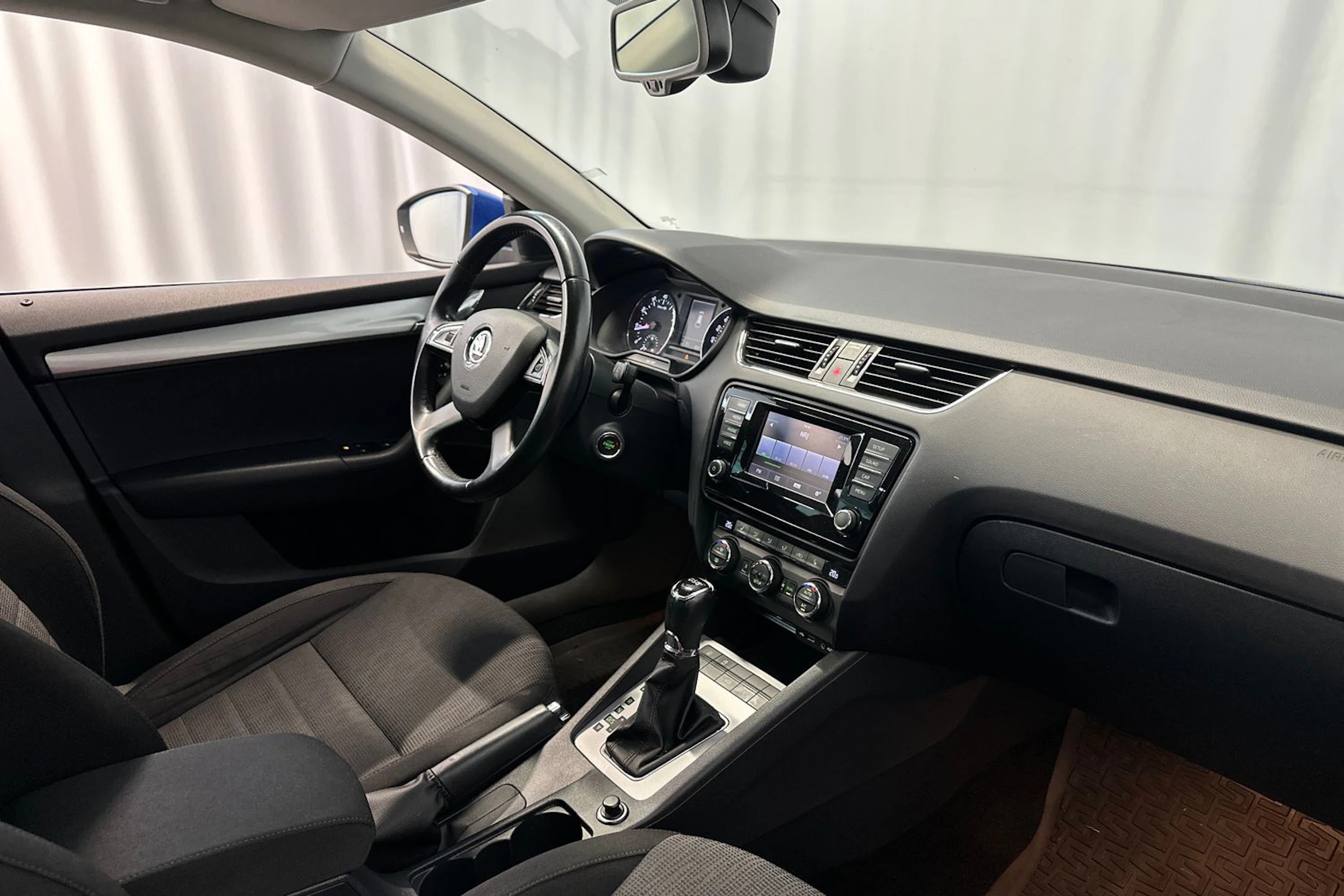 sininen Skoda Octavia 2014 kuva 12.