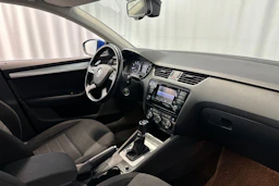 sininen Skoda Octavia 2014 kuva 12.