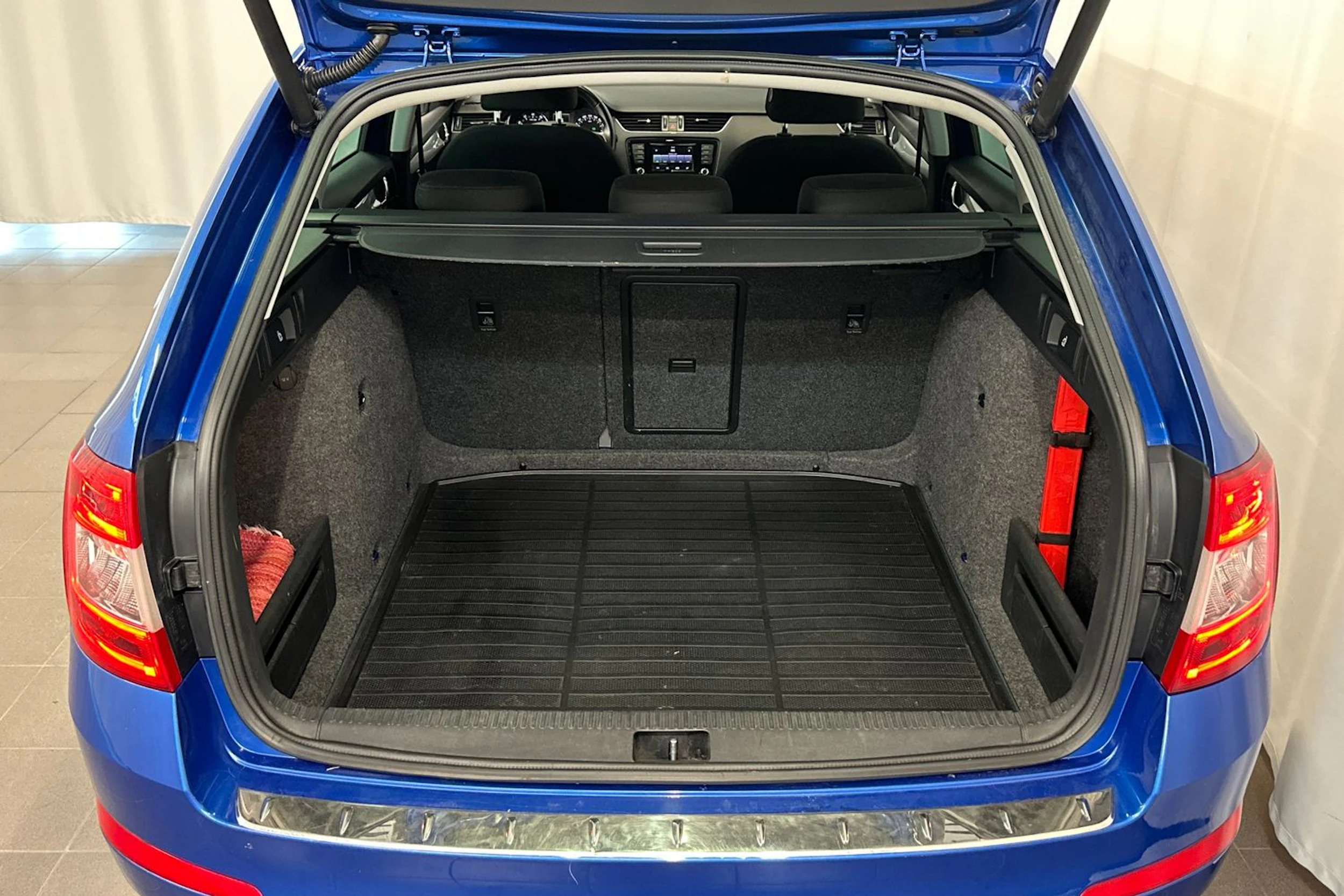 sininen Skoda Octavia 2014 kuva 13.