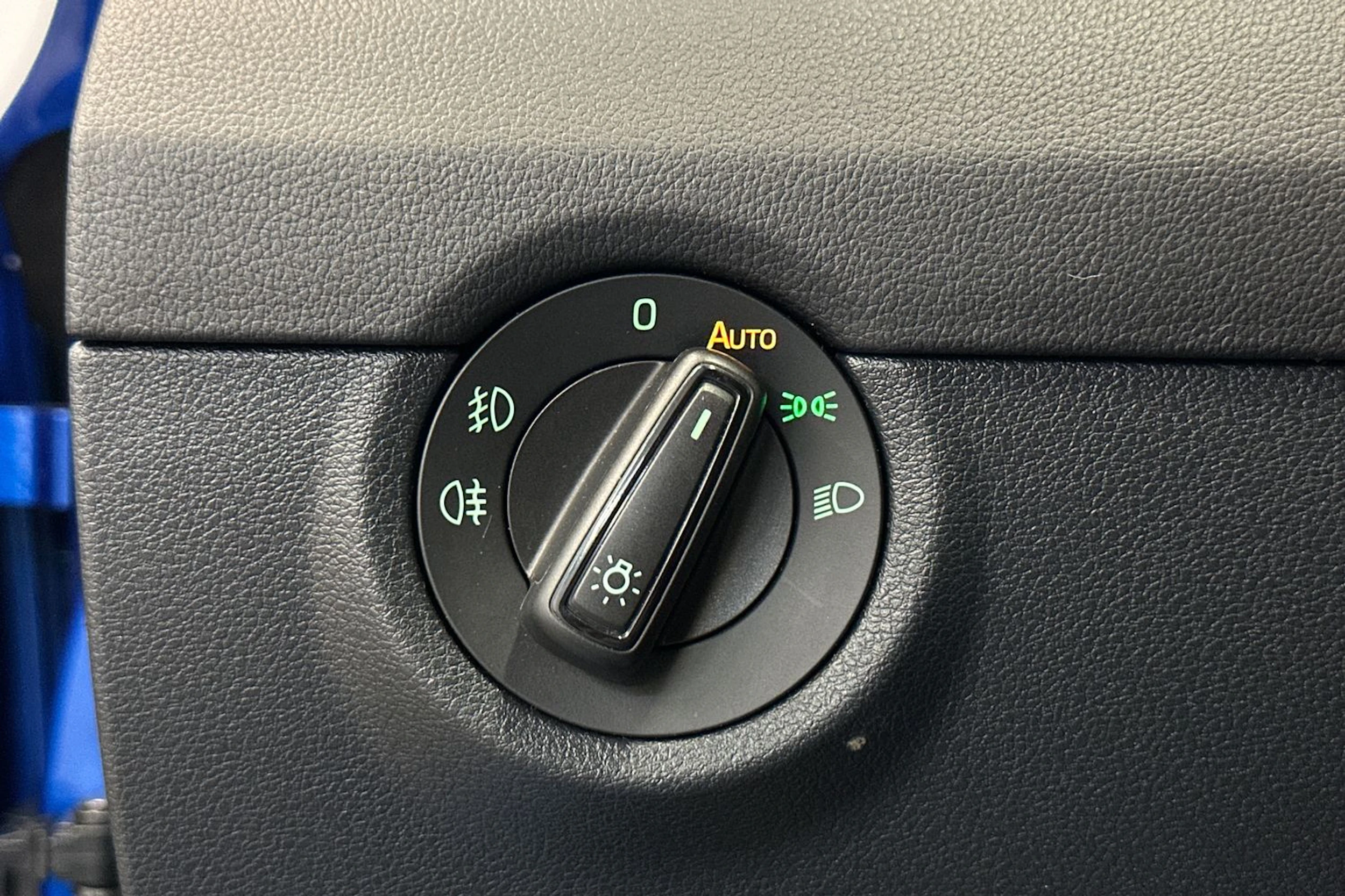 sininen Skoda Octavia 2014 kuva 16.