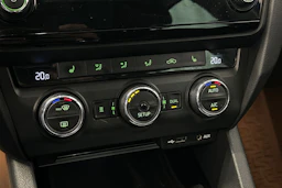 sininen Skoda Octavia 2014 kuva 21.