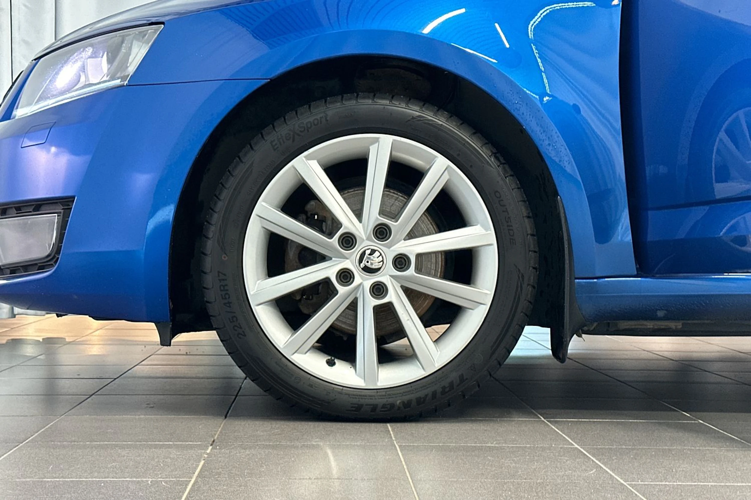 sininen Skoda Octavia 2014 kuva 25.