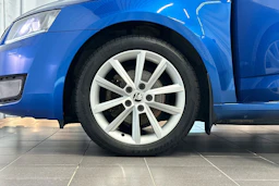 sininen Skoda Octavia 2014 kuva 25.