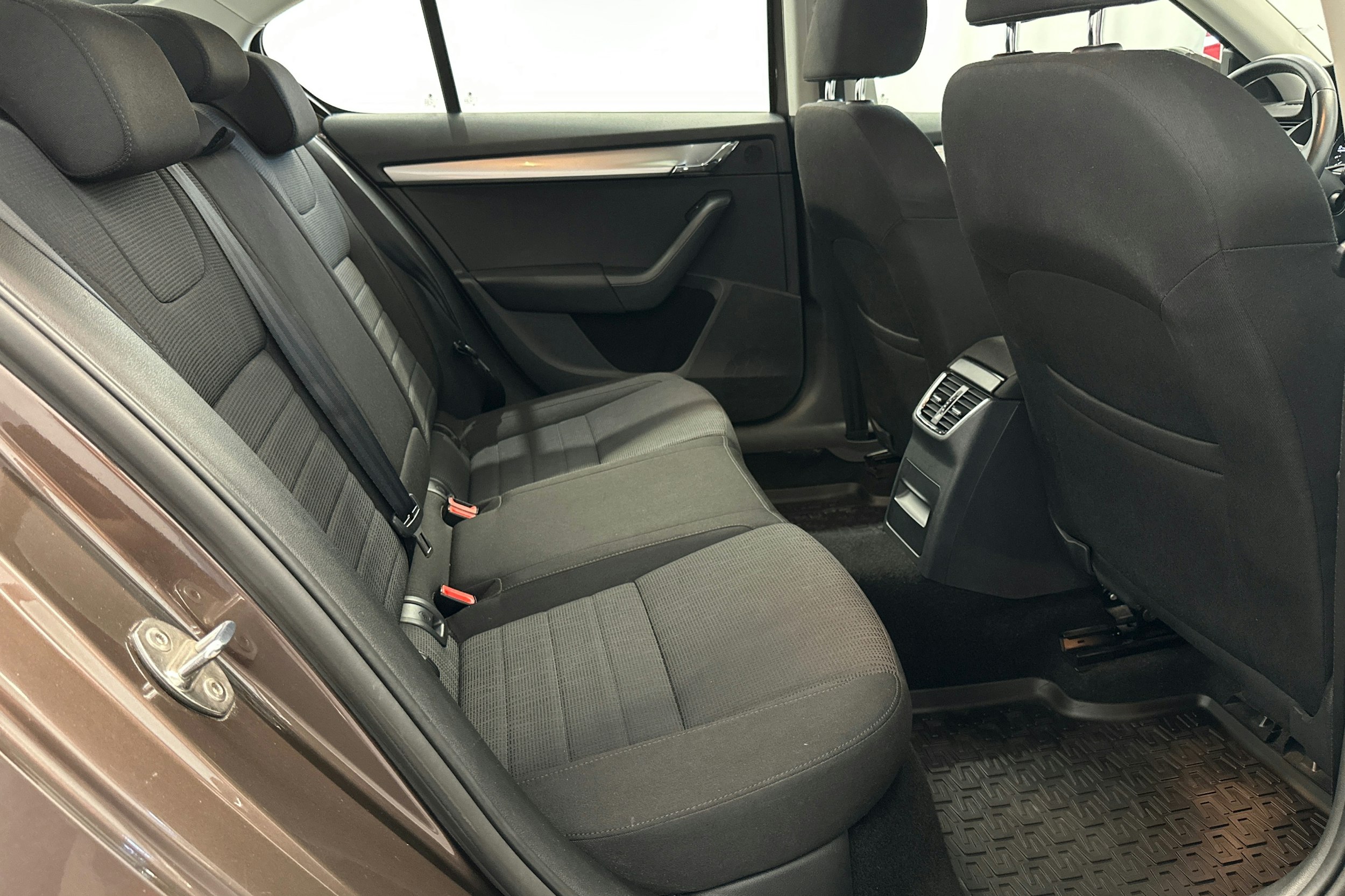 met. ruskea (beige) Skoda Octavia 2014 kuva 15.