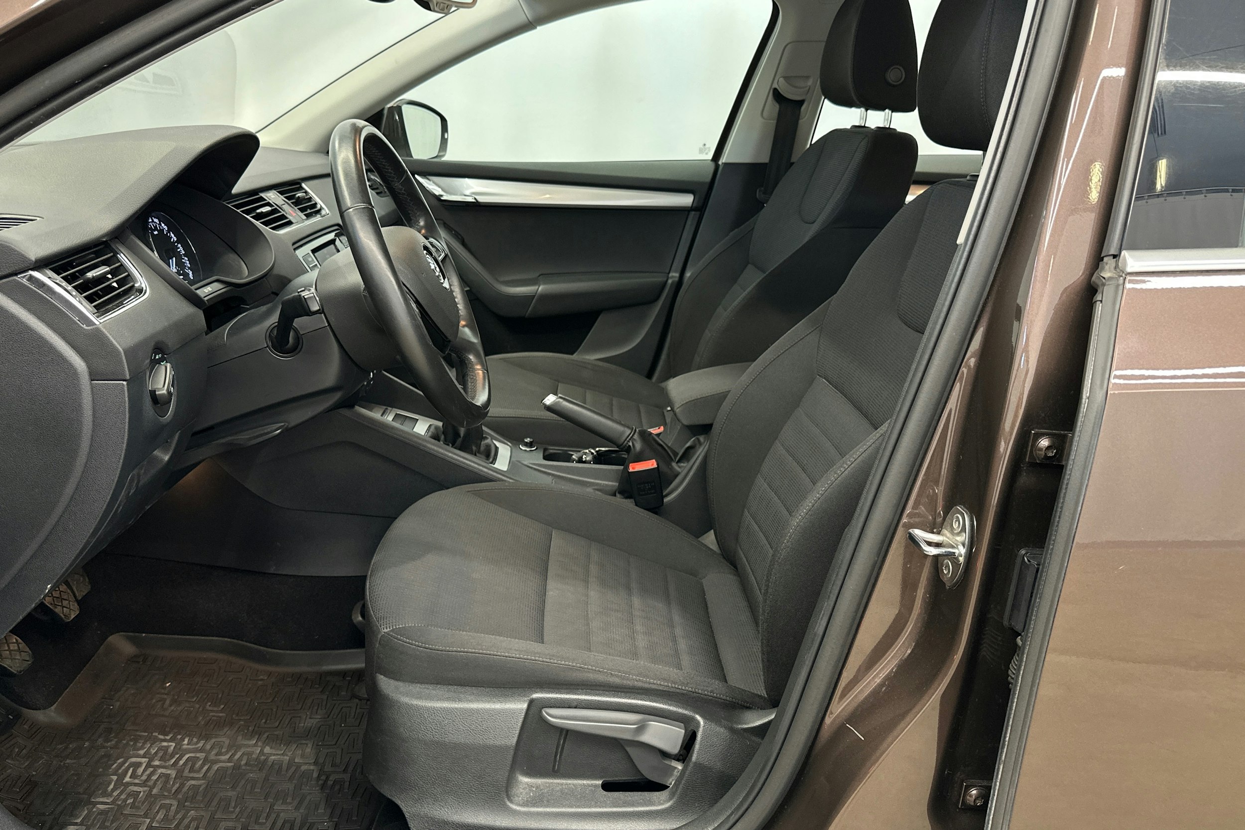 met. ruskea (beige) Skoda Octavia 2014 kuva 17.