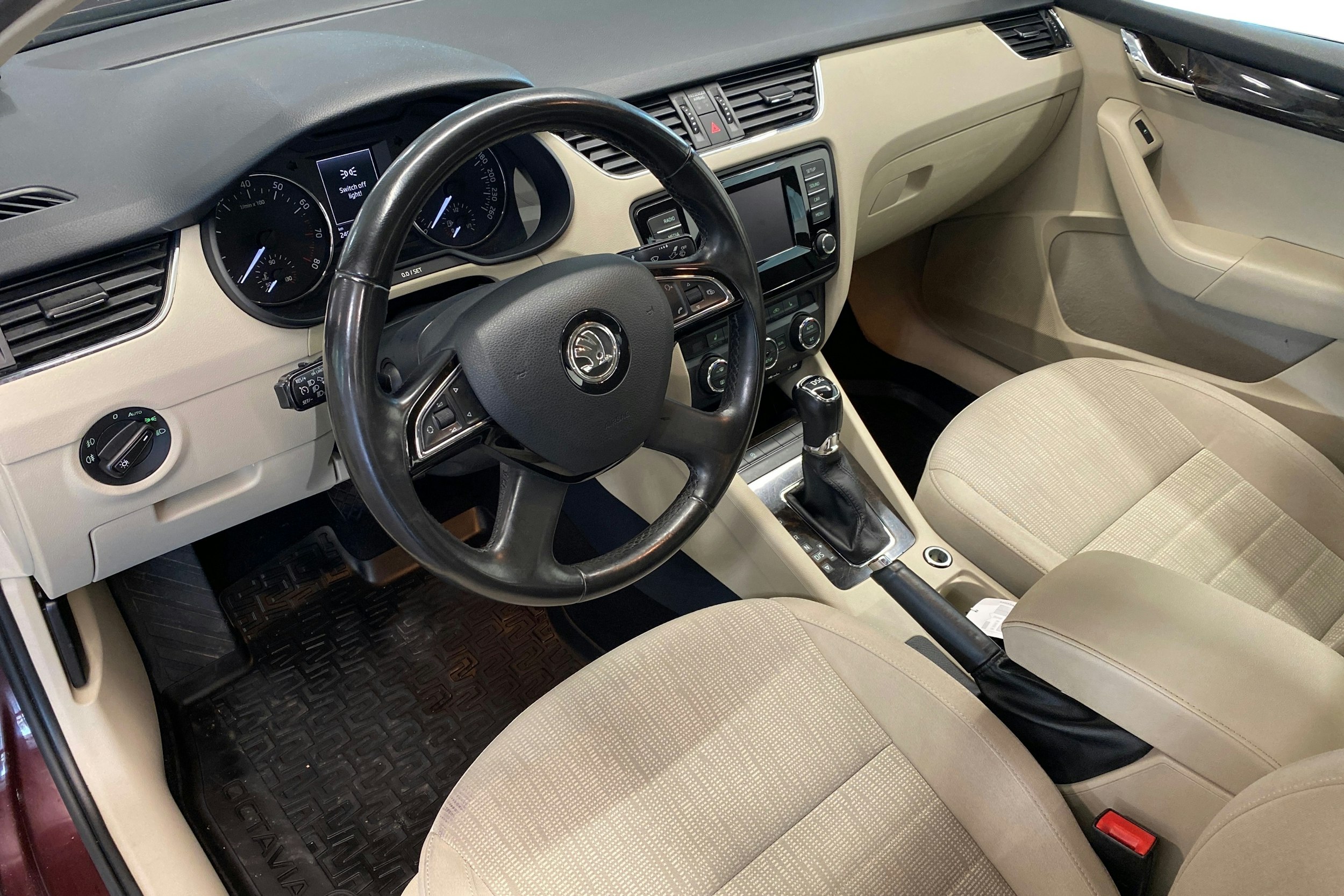 punainen Skoda Octavia 2014 kuva 7.