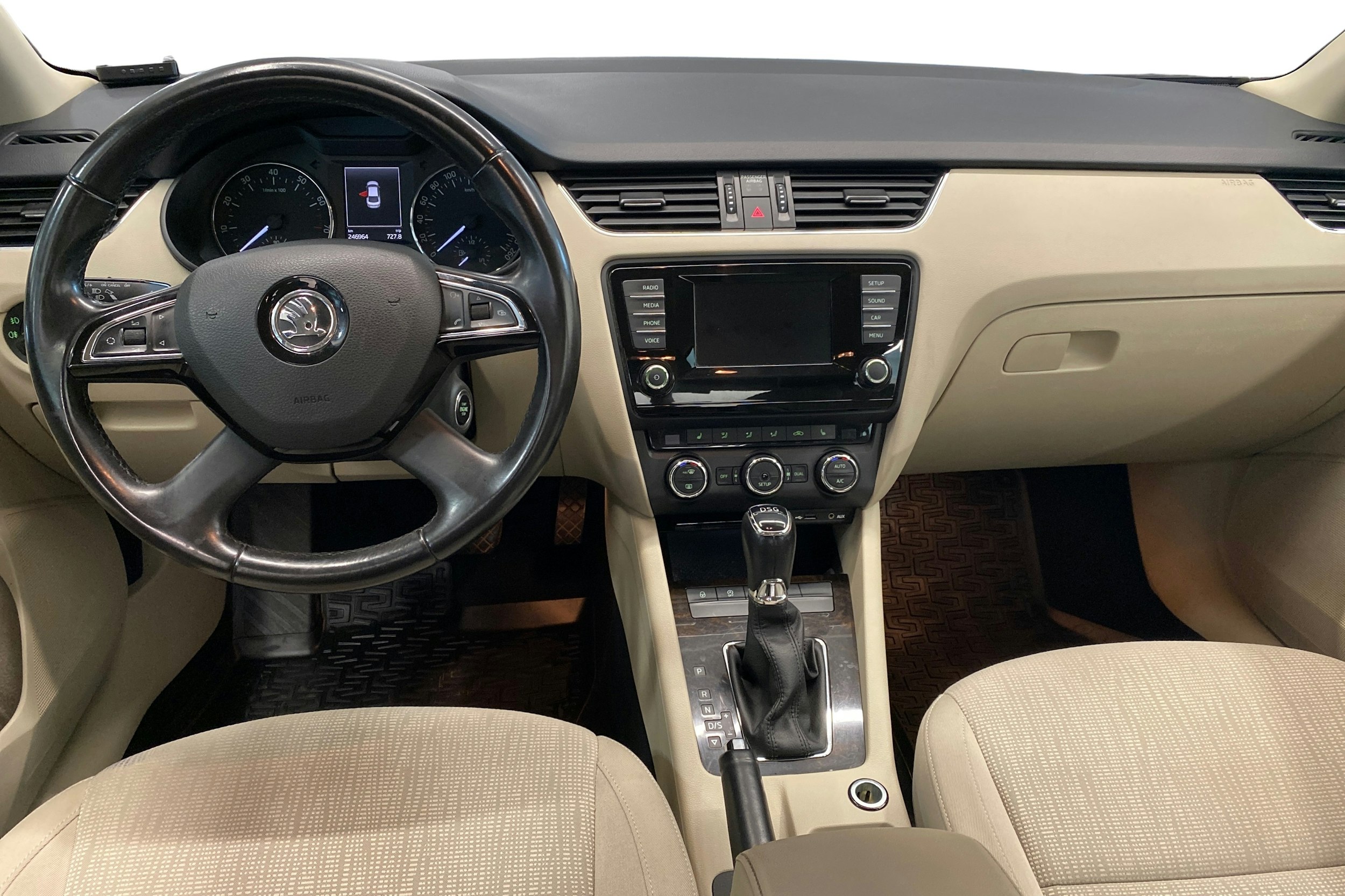 punainen Skoda Octavia 2014 kuva 9.