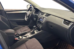 sininen Skoda Octavia 2014 kuva 11.