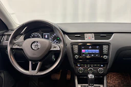 sininen Skoda Octavia 2014 kuva 16.