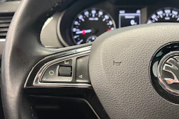 sininen Skoda Octavia 2014 kuva 18.