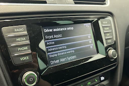 sininen Skoda Octavia 2014 kuva 22.