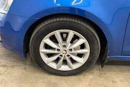 sininen Skoda Octavia 2014 kuva 36.