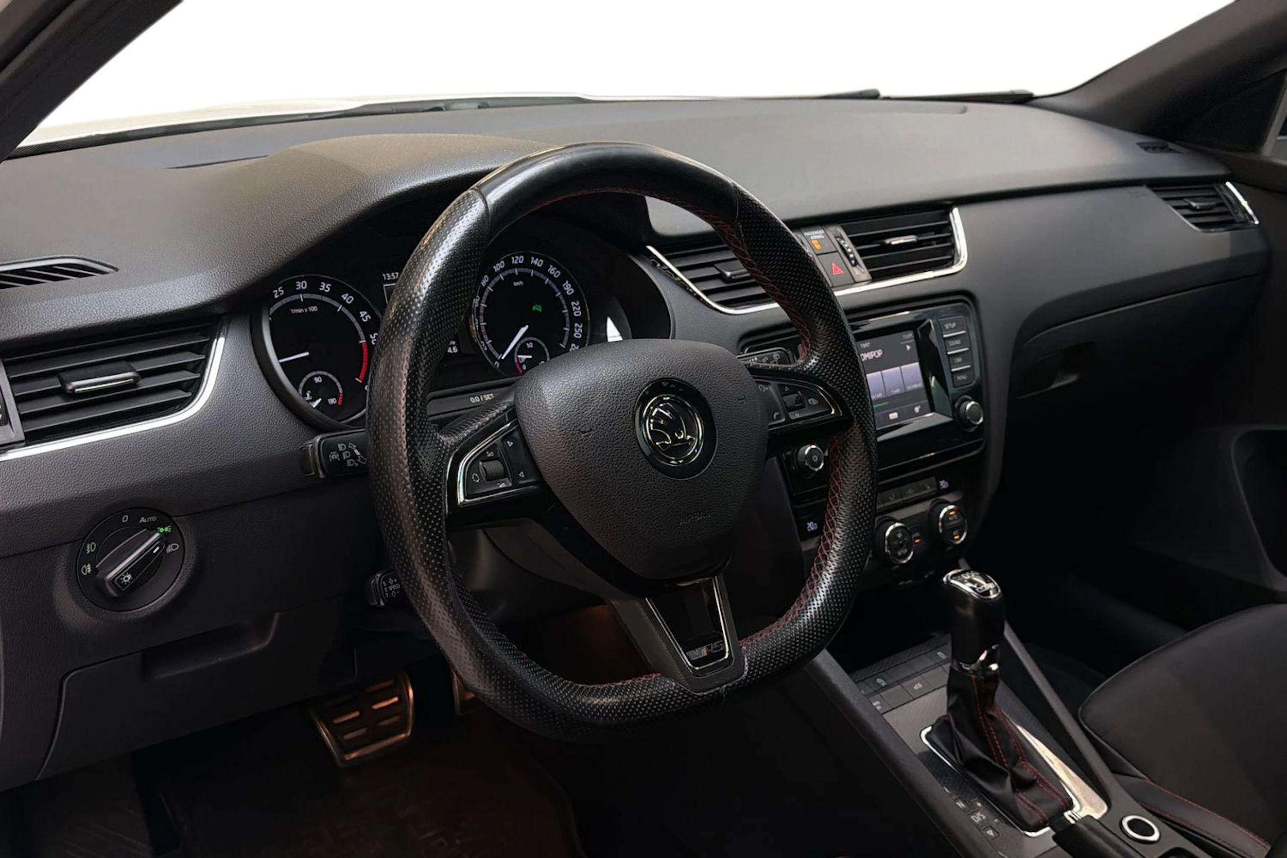 valkoinen Skoda Octavia 2015 kuva 6.