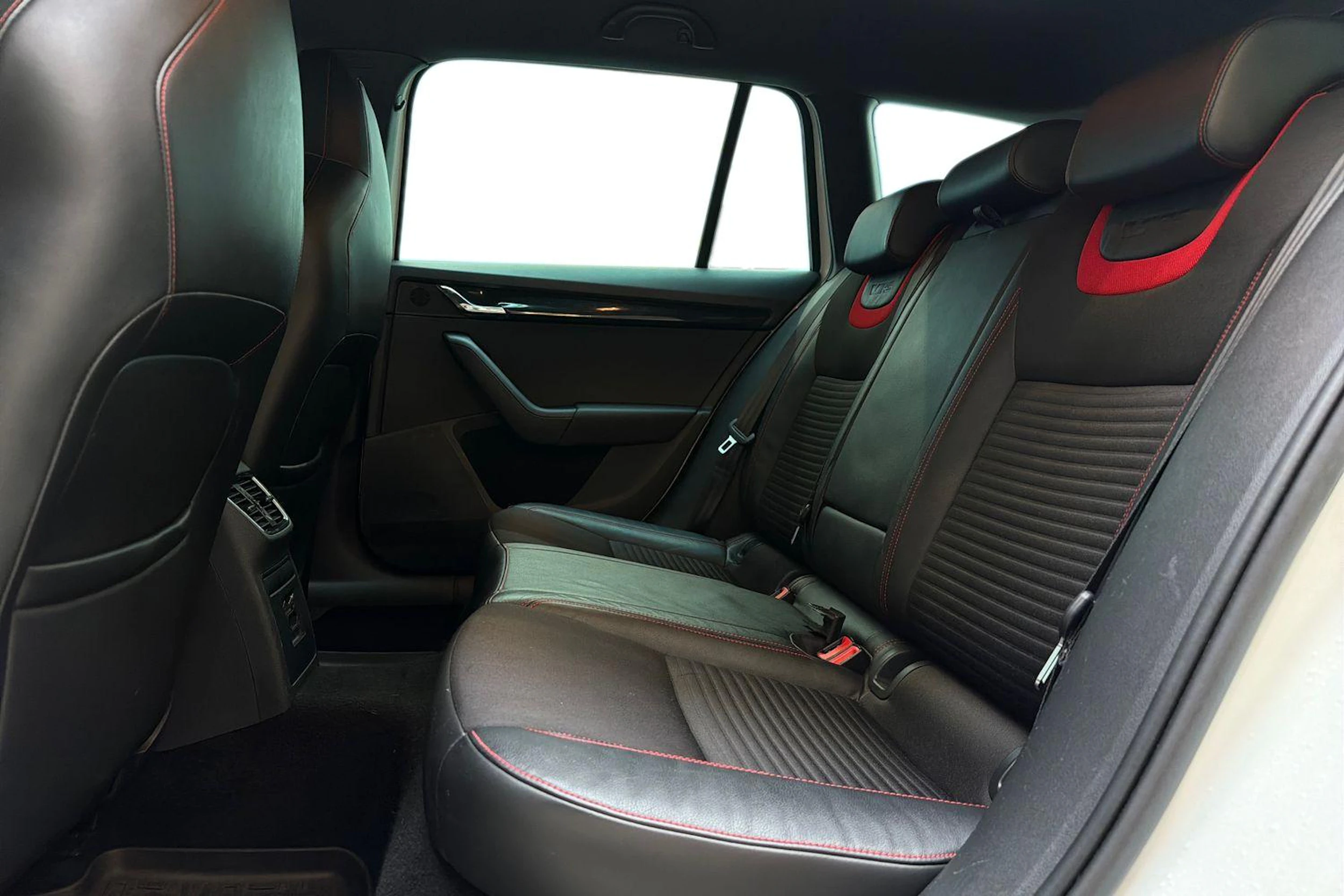 valkoinen Skoda Octavia 2015 kuva 8.