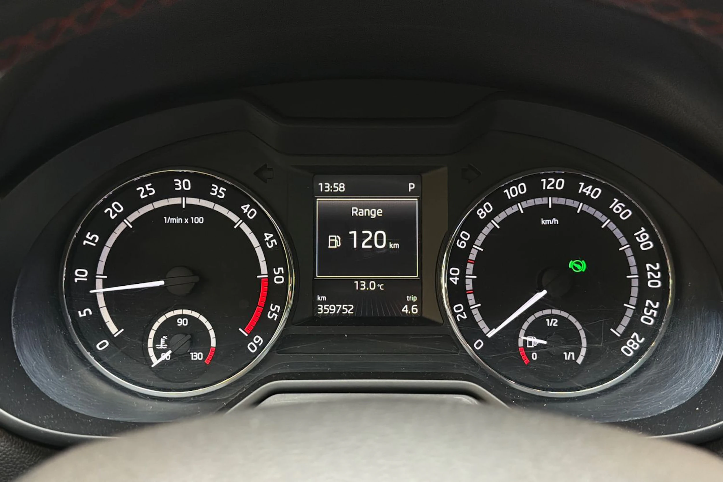 valkoinen Skoda Octavia 2015 kuva 13.