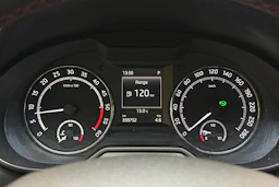 valkoinen Skoda Octavia 2015 kuva 13.