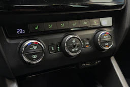 valkoinen Skoda Octavia 2015 kuva 22.