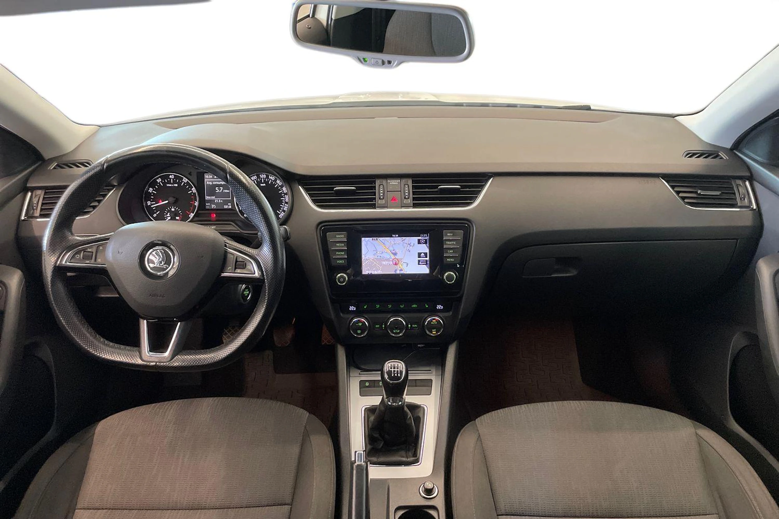 valkoinen Skoda Octavia 2014 kuva 7.