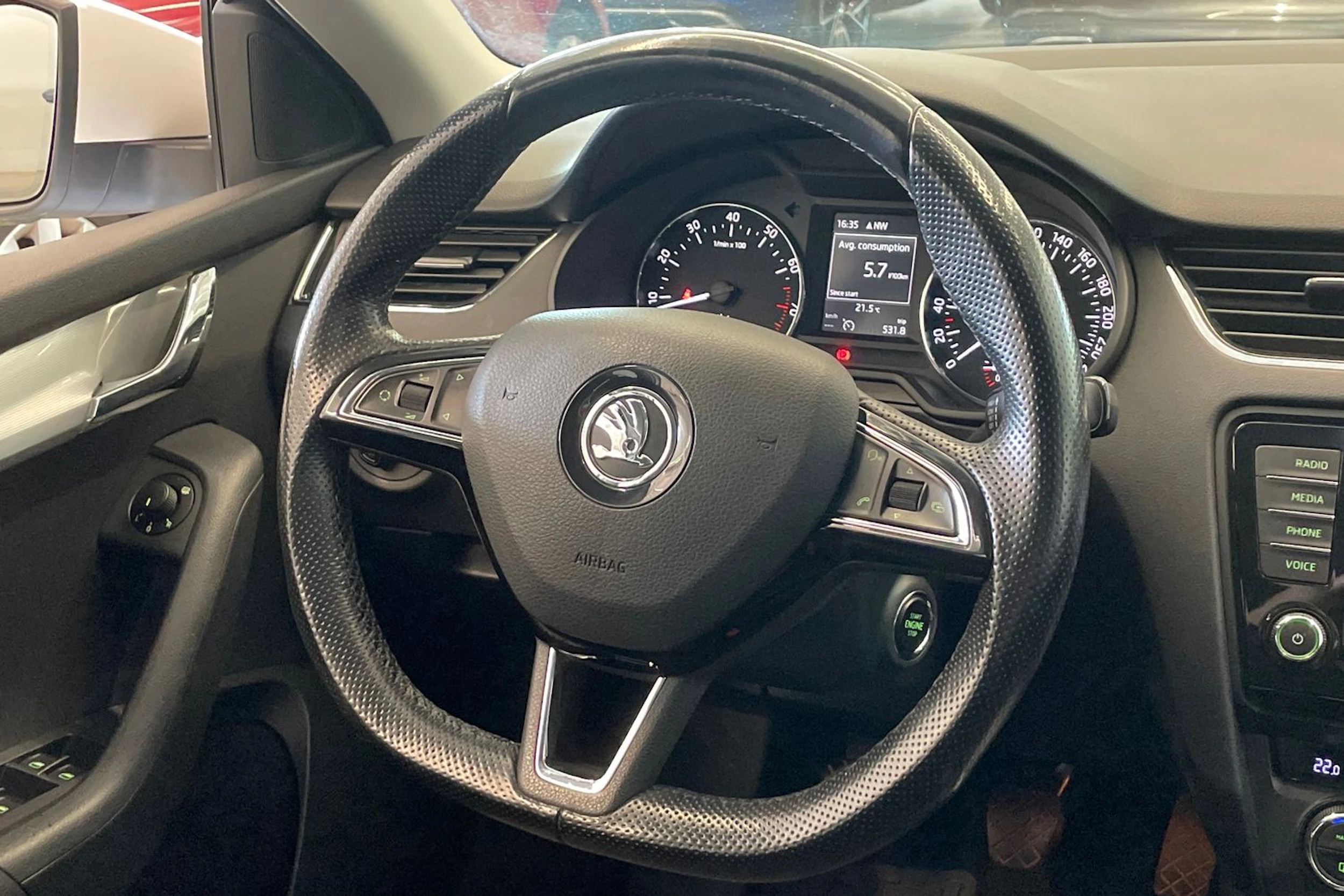 valkoinen Skoda Octavia 2014 kuva 11.