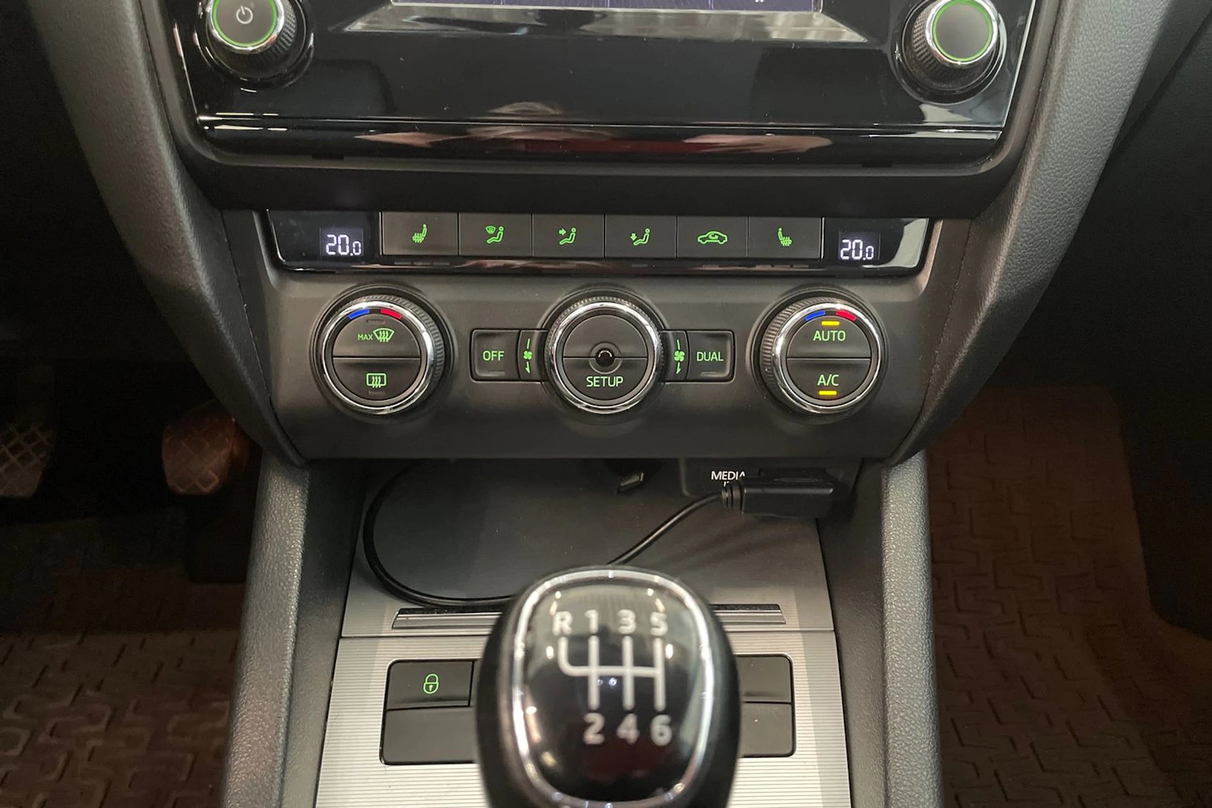 valkoinen Skoda Octavia 2014 kuva 25.