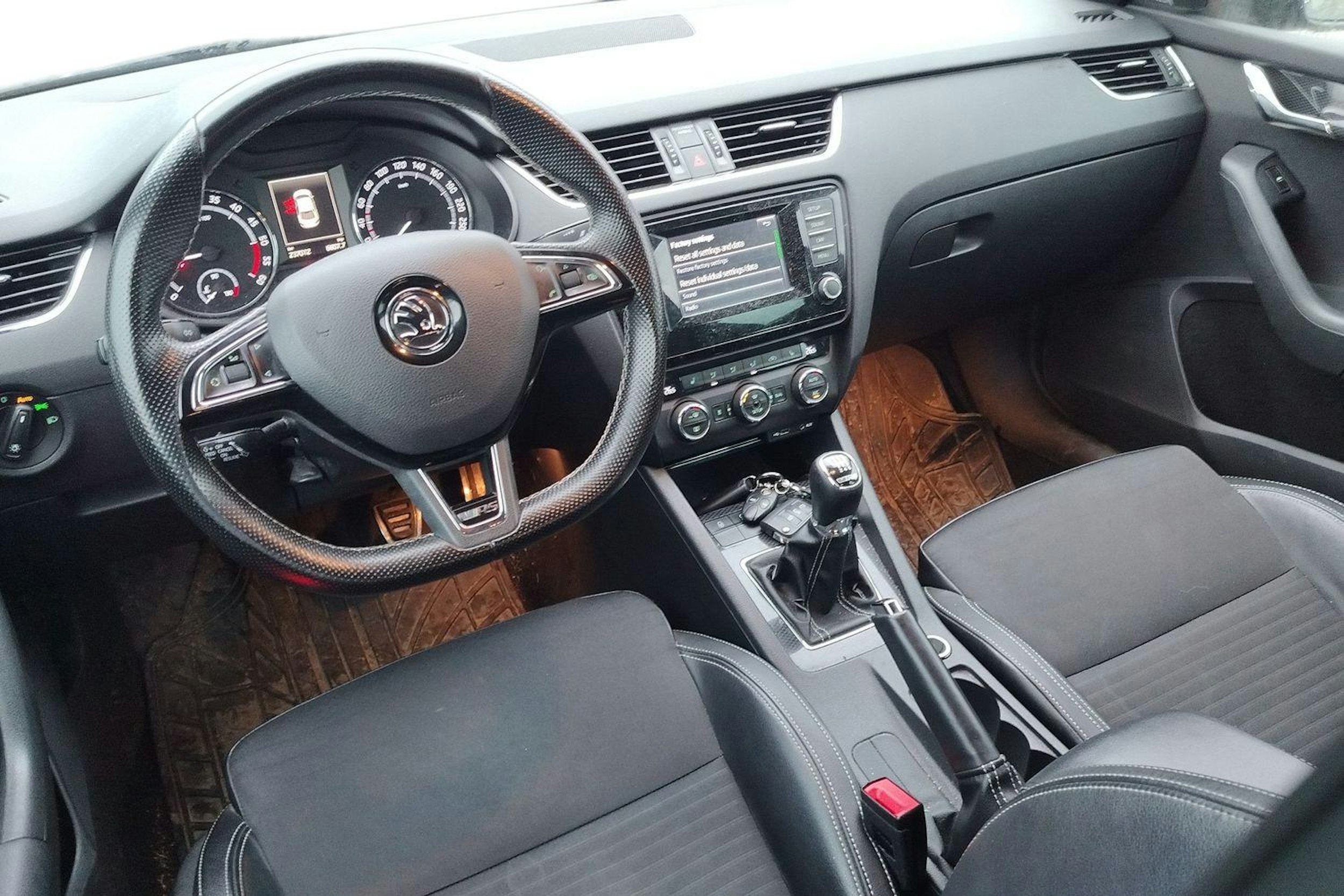 musta Skoda Octavia 2014 kuva 3.