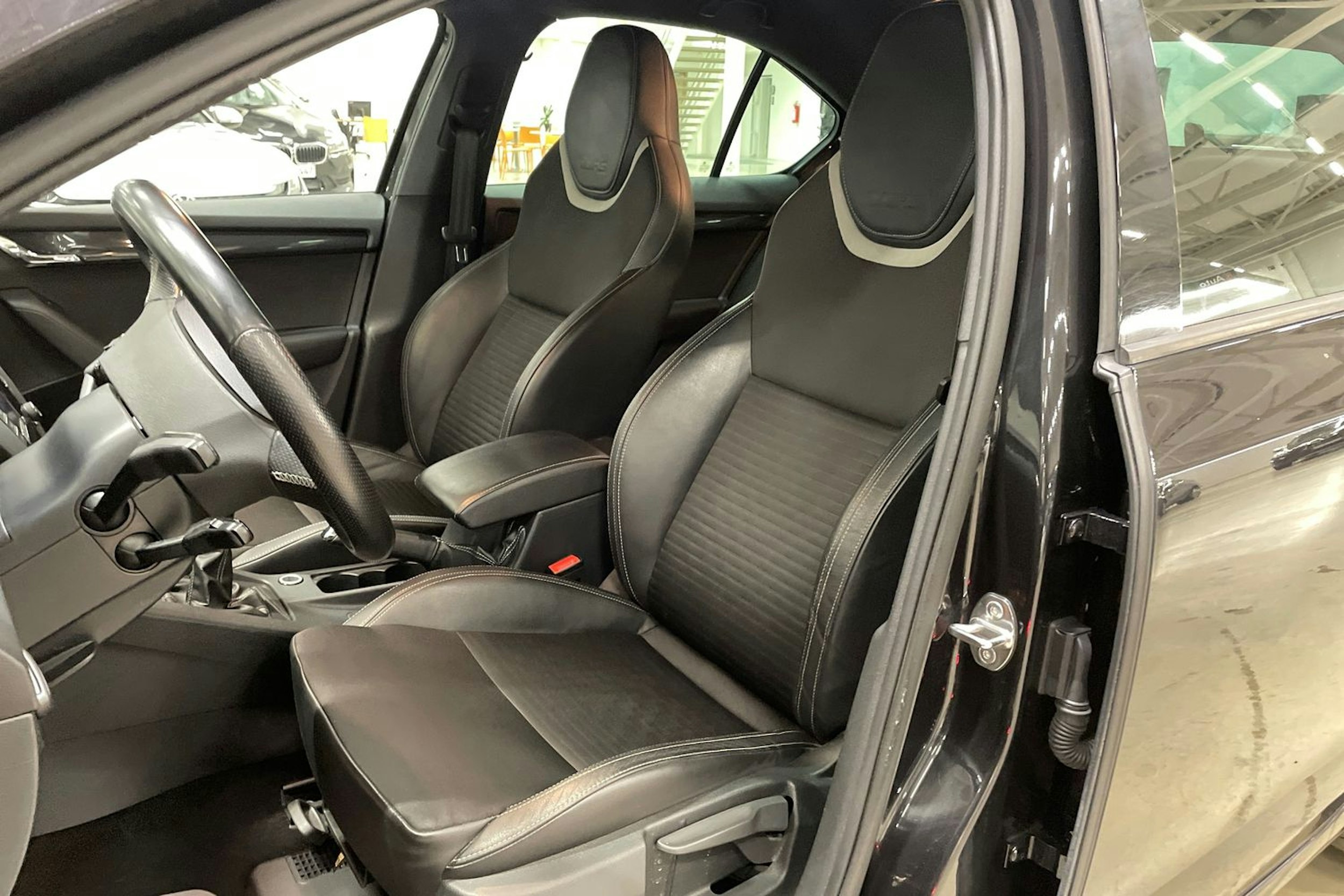 musta Skoda Octavia 2014 kuva 14.