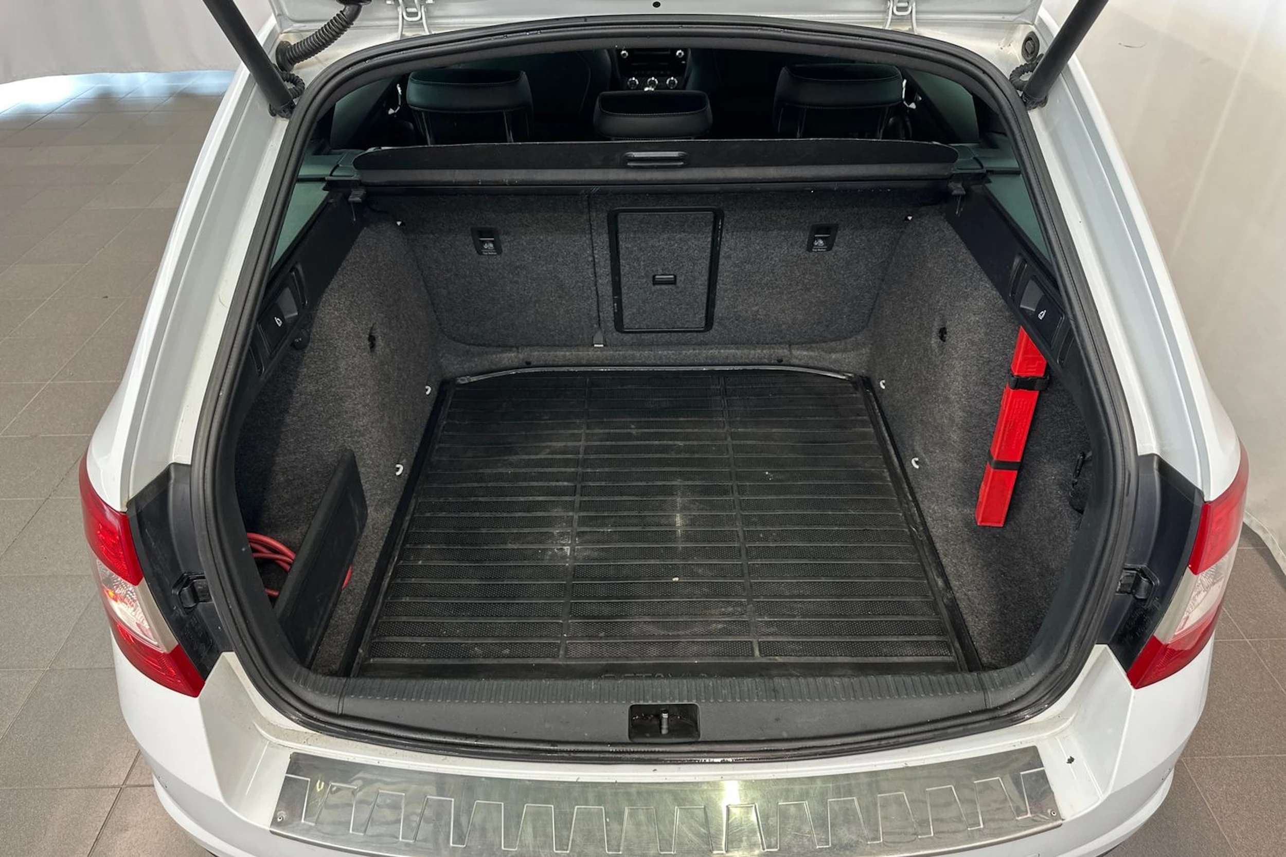 valkoinen Skoda Octavia 2014 kuva 15.