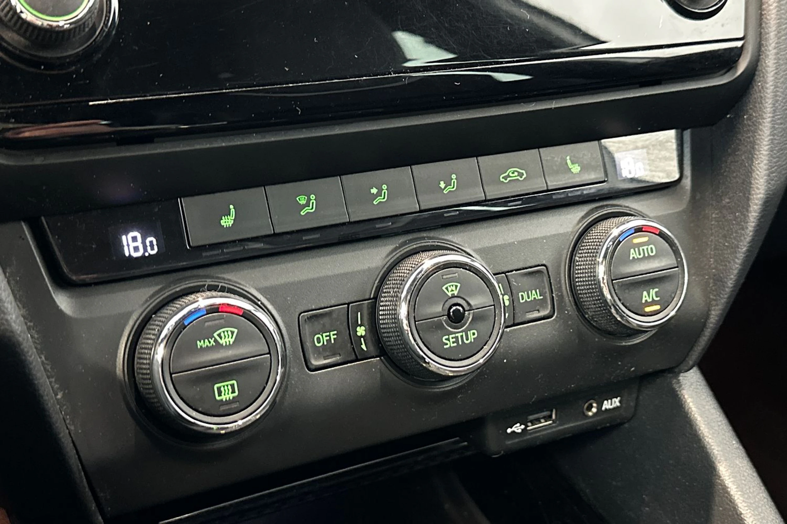 valkoinen Skoda Octavia 2014 kuva 20.