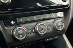 valkoinen Skoda Octavia 2014 kuva 20.