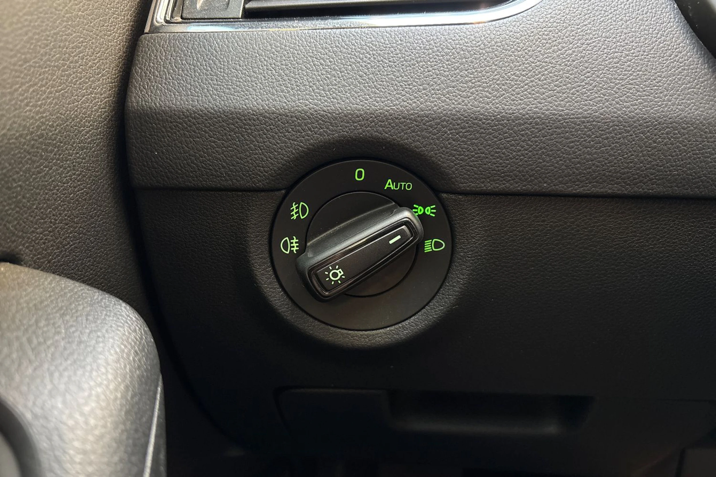ruskea (beige) Skoda Octavia 2014 kuva 17.