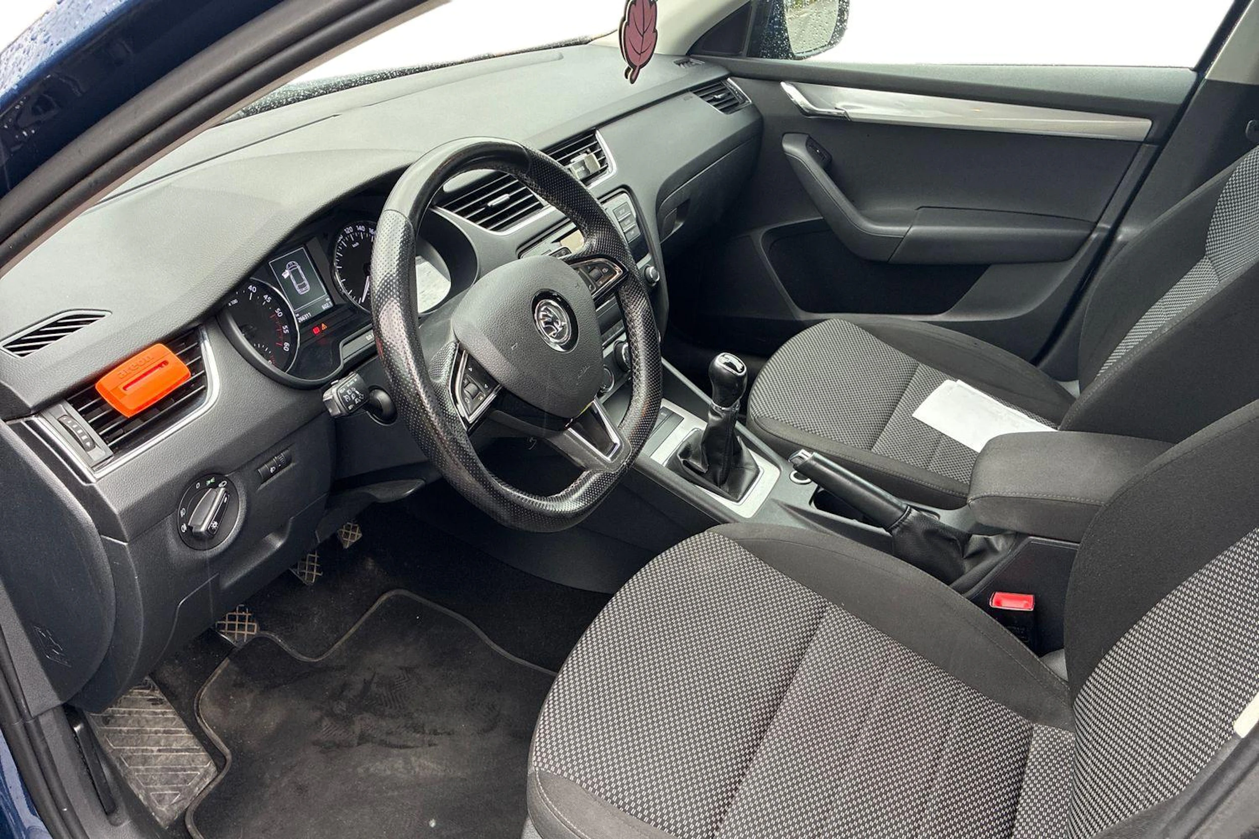 sininen Skoda Octavia 2014 kuva 3.