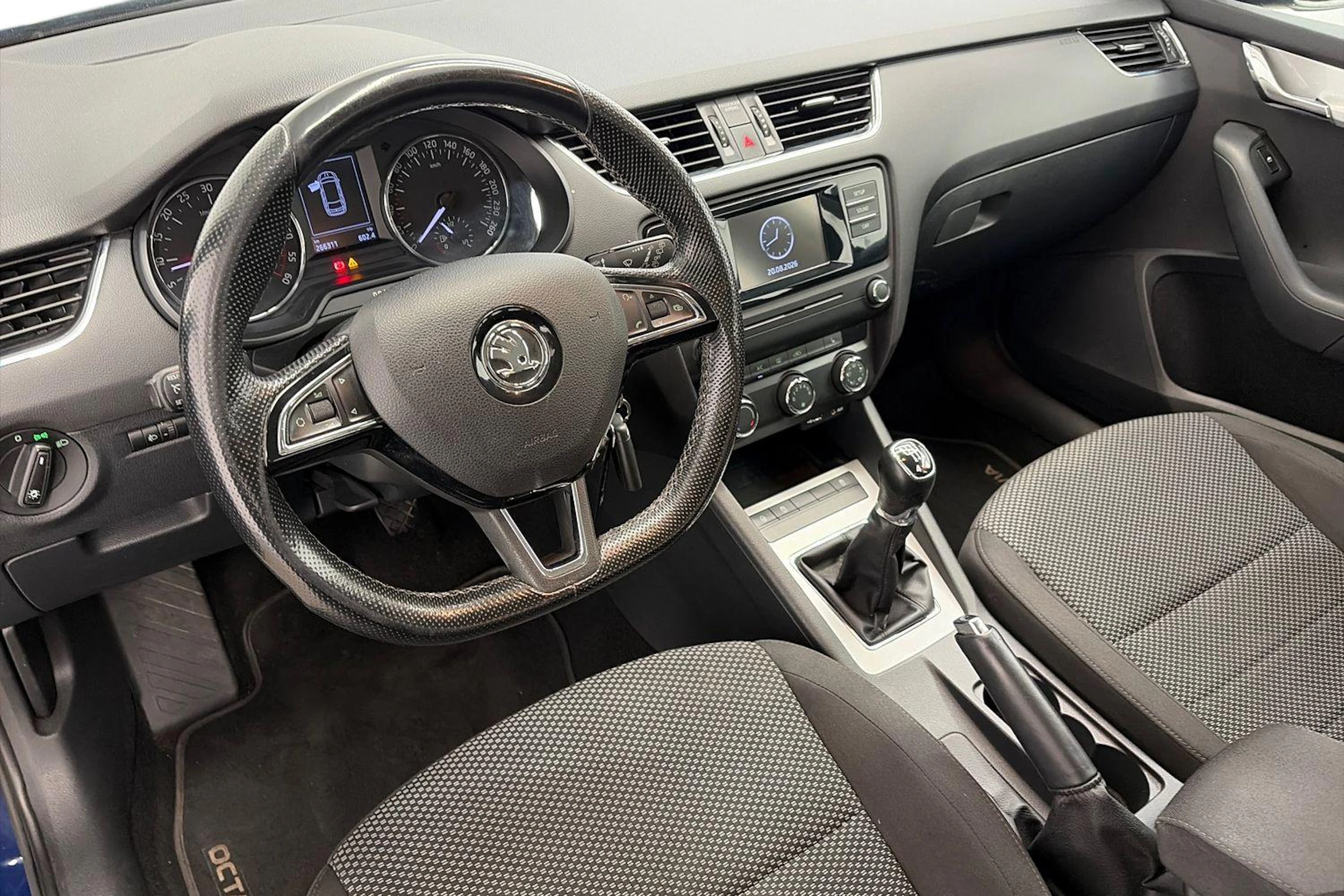 sininen Skoda Octavia 2015 kuva 6.