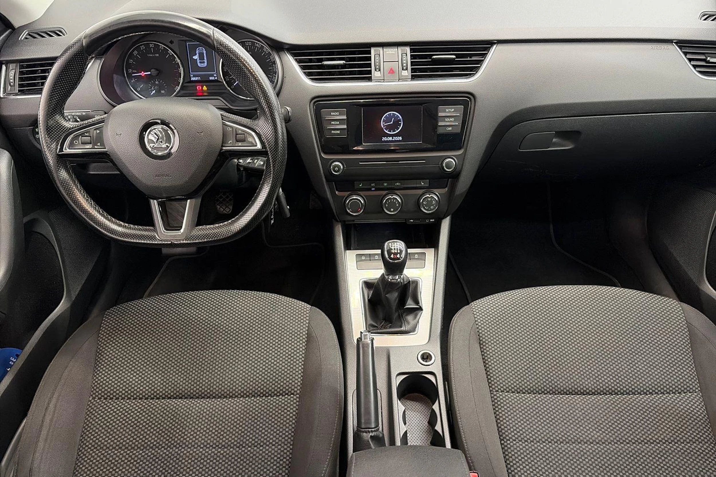 sininen Skoda Octavia 2015 kuva 7.