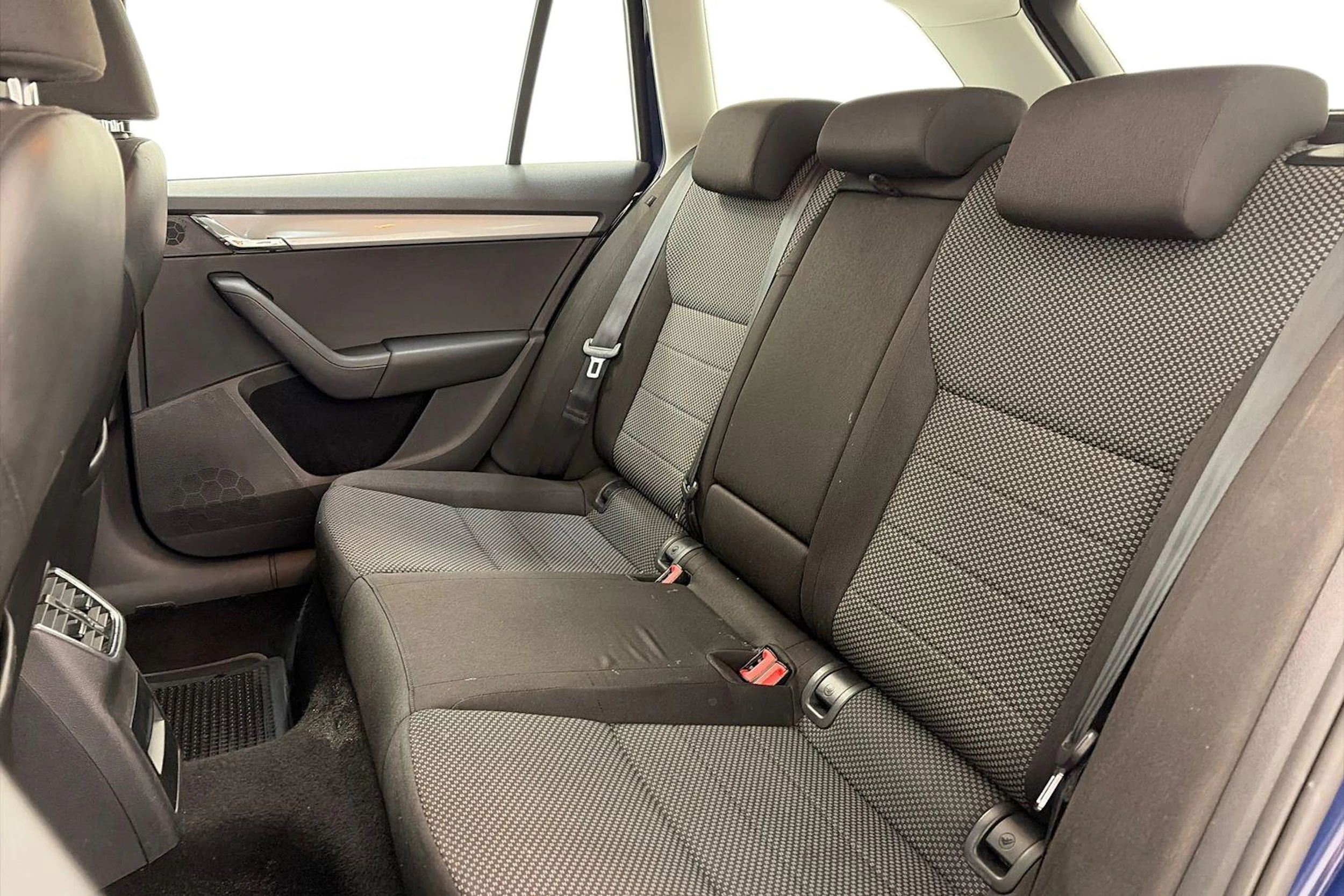 sininen Skoda Octavia 2015 kuva 8.