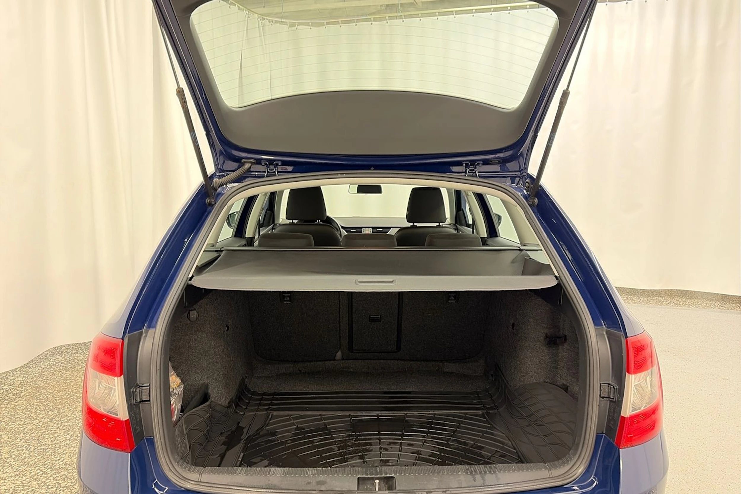 sininen Skoda Octavia 2015 kuva 11.