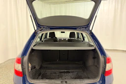 sininen Skoda Octavia 2015 kuva 11.