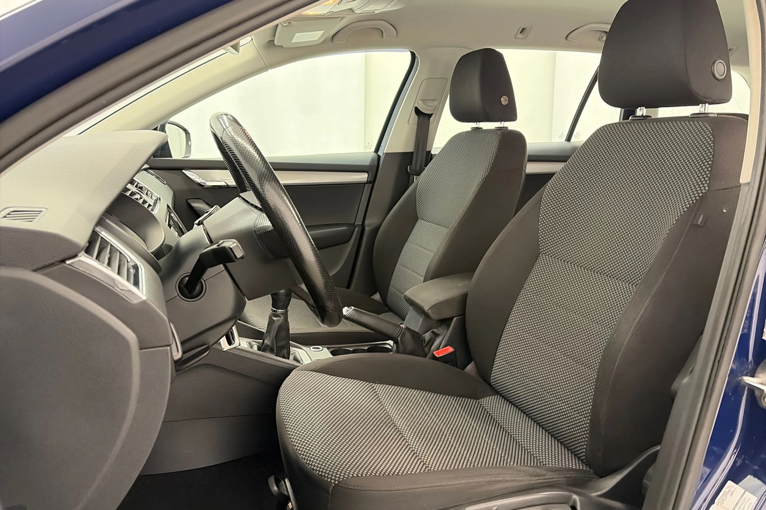 sininen Skoda Octavia 2015 kuva 12.