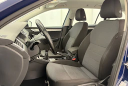 sininen Skoda Octavia 2015 kuva 12.