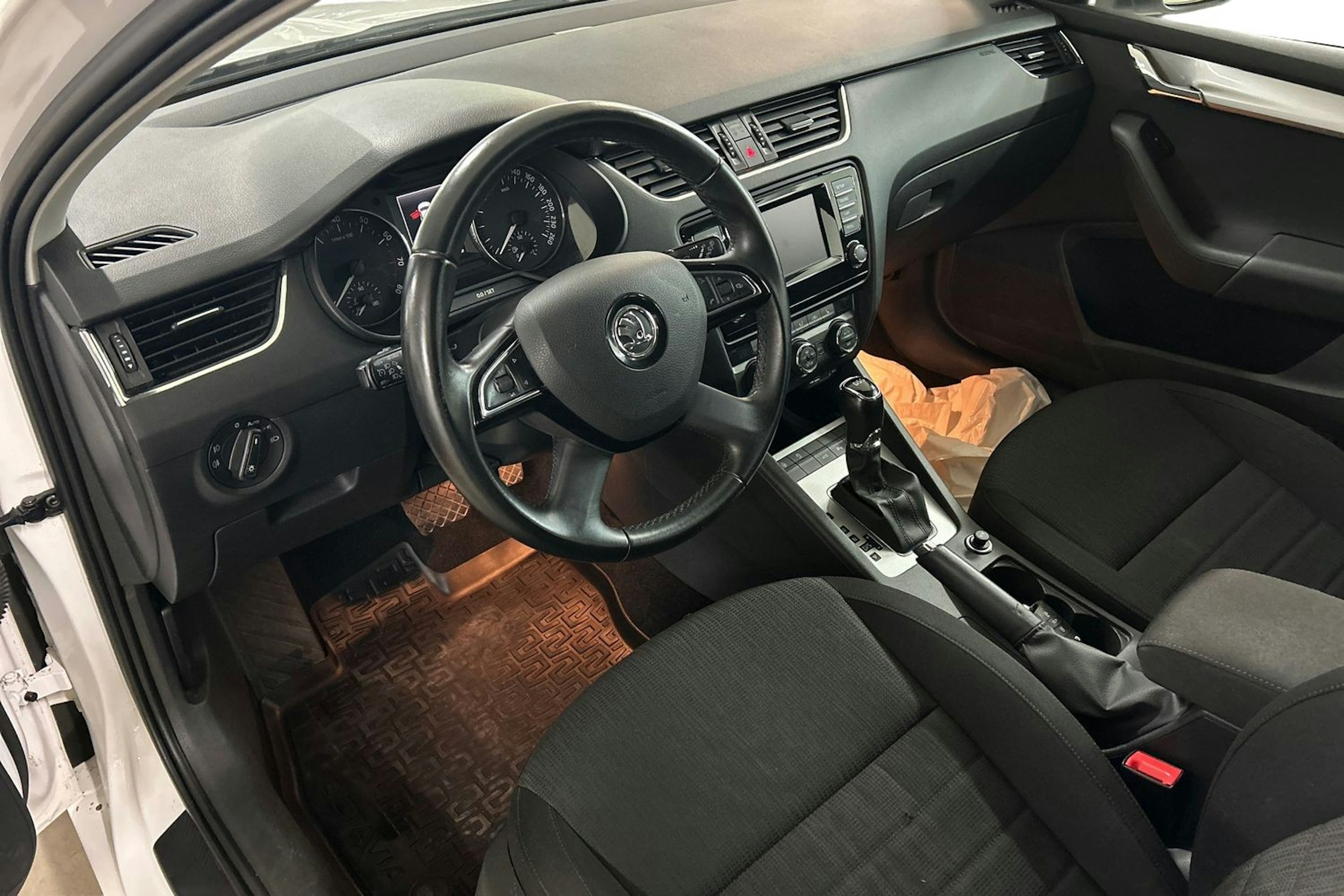 valkoinen Skoda Octavia 2015 kuva 7.