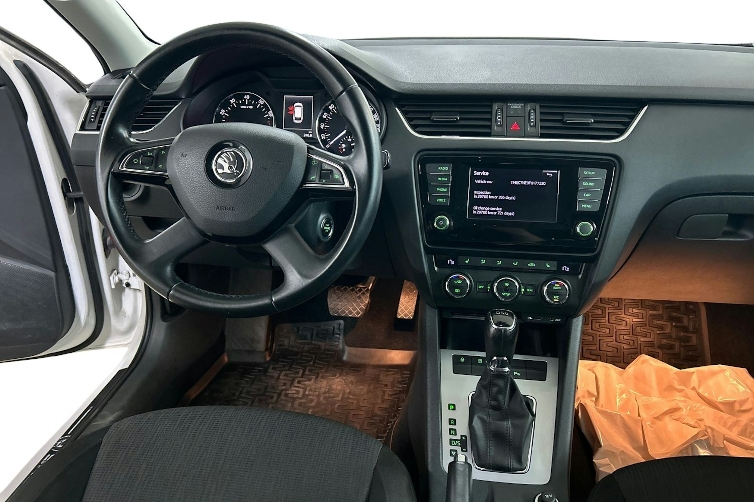 valkoinen Skoda Octavia 2015 kuva 9.