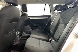valkoinen Skoda Octavia 2015 kuva 10.