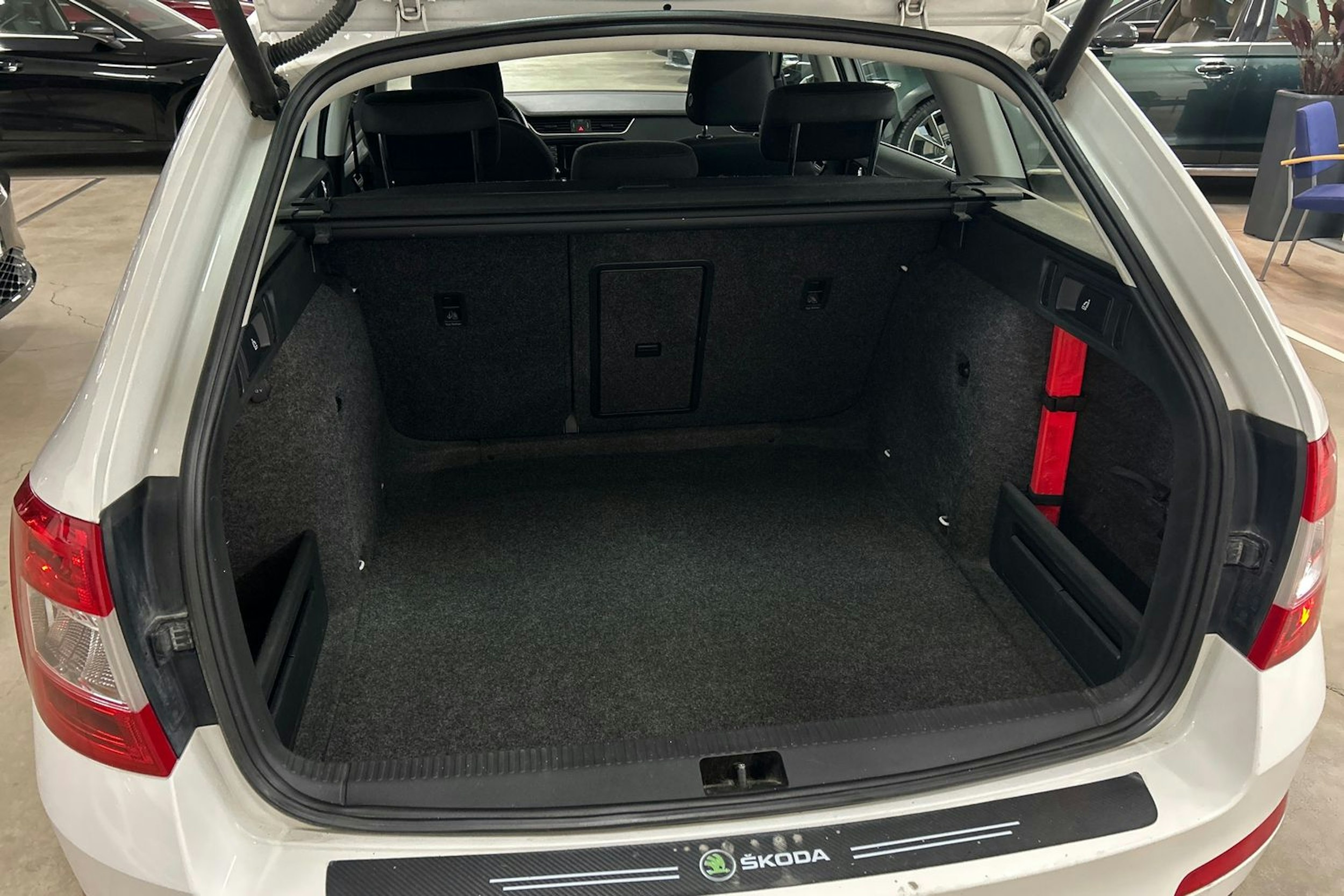 valkoinen Skoda Octavia 2015 kuva 14.