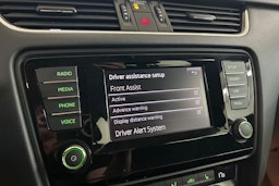 valkoinen Skoda Octavia 2015 kuva 21.
