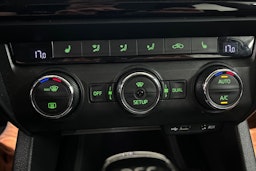 valkoinen Skoda Octavia 2015 kuva 23.