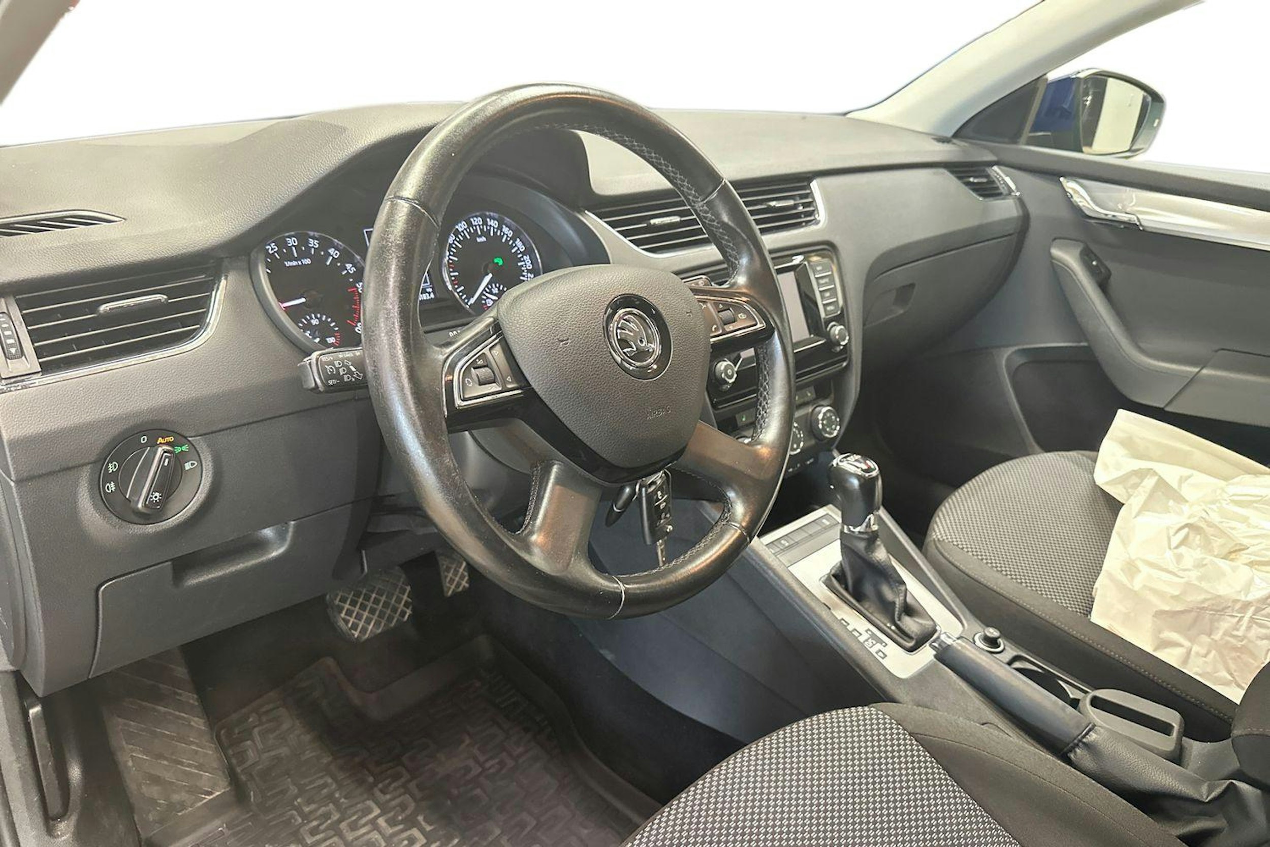 sininen Skoda Octavia 2015 kuva 6.